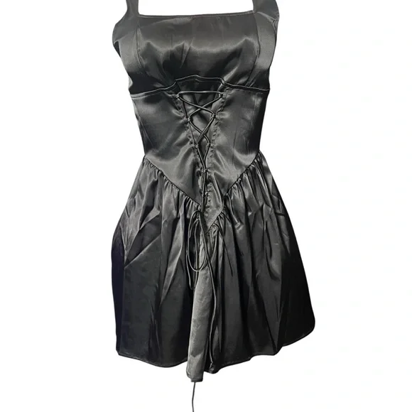 Elegant Black Satin Dress - Picture 2 of 4